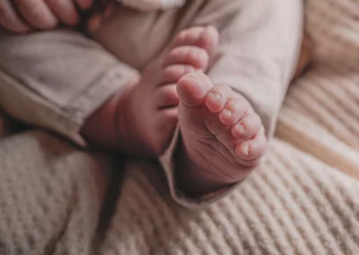 Nahaufnahme der zierlichen Füße eines Neugeborenen